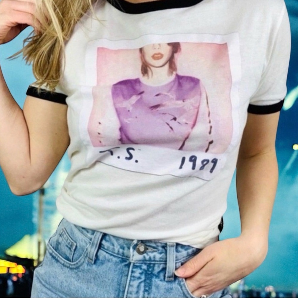 1989 Taylor Swift tour cream and Black Graphic Tee size small